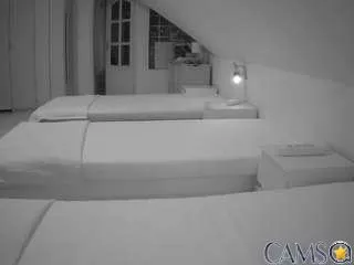 voyeurcam-julmodels-bed-3’s (Camsoda) Photo
