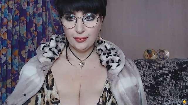 Female webcam model Aziza1 from Stripchat reviewed by Cams reviews 